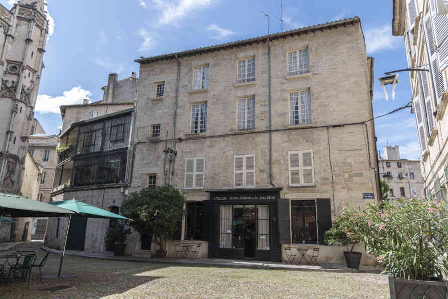 Francia - Avignon 080 - plaza Saint-Pierre.jpg